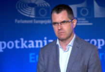 Coraz więcej Polaków widzi korzyści płynące z obecności w UE. Co ósmy wciąż jednak nie potrafi ich wskazać